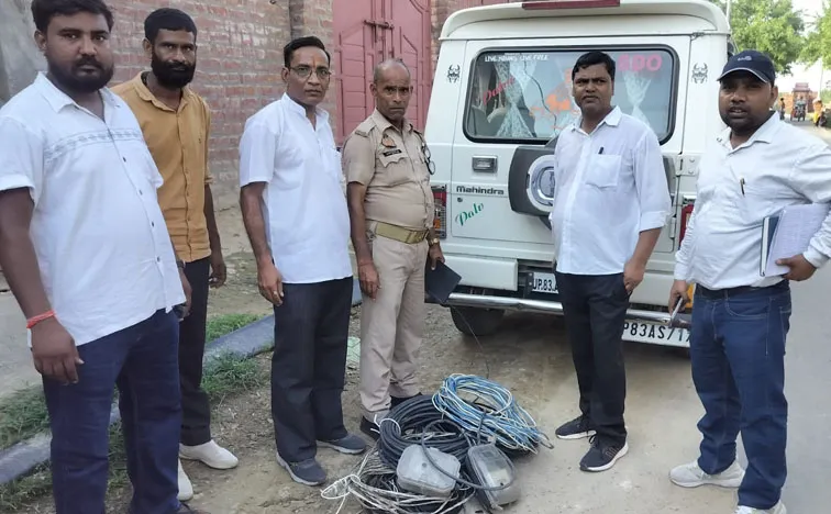 फिरोजाबाद: 11.50 लाख के 20 बकायदारों के कनेक्शन काटे, दो के मीटर उखाड़े