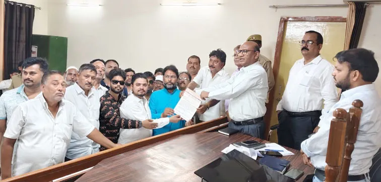 फिरोजाबाद: ऑनलाइन ट्रेडिंग के विरोध में व्यापारियों ने वित्त मंत्री के नाम भेजा ज्ञापन