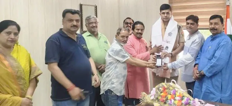 शिकोहाबाद: व्यापार मंडल ने एसएसपी को किया सम्मानित