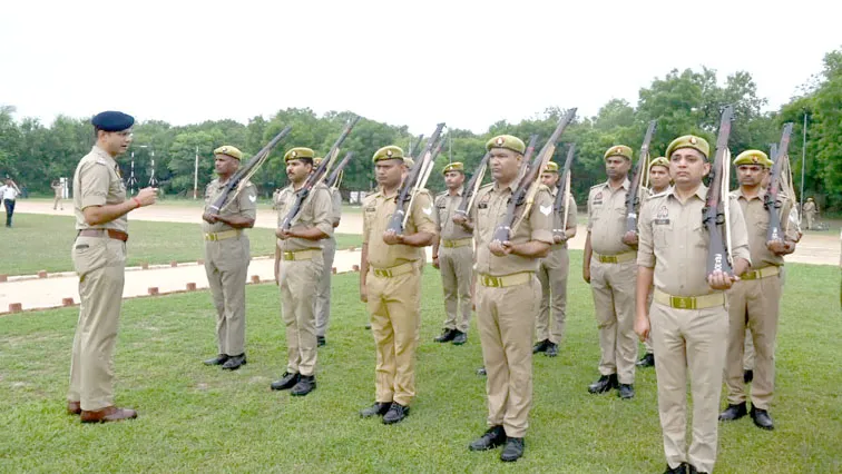 फिरोजाबाद: एसएसपी ने ली परेड की सलामी, पुलिसकर्मियों से लगवाई दौड़