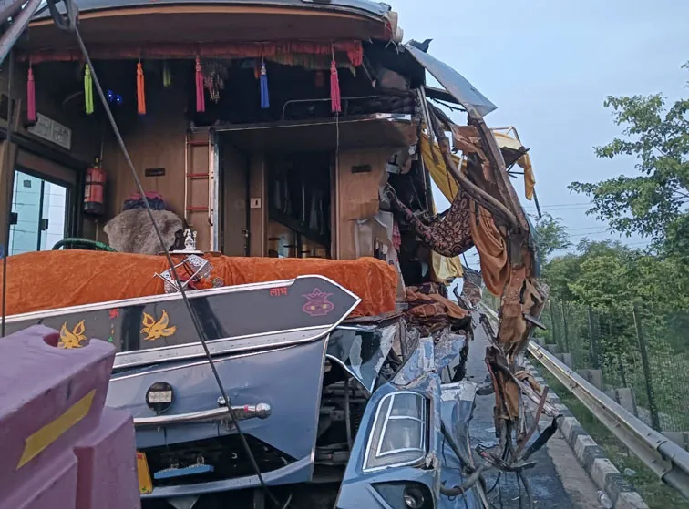 यात्रियों से भरी बस आगे जा रहे ट्रक में घुसी, तीन की मृत्यु