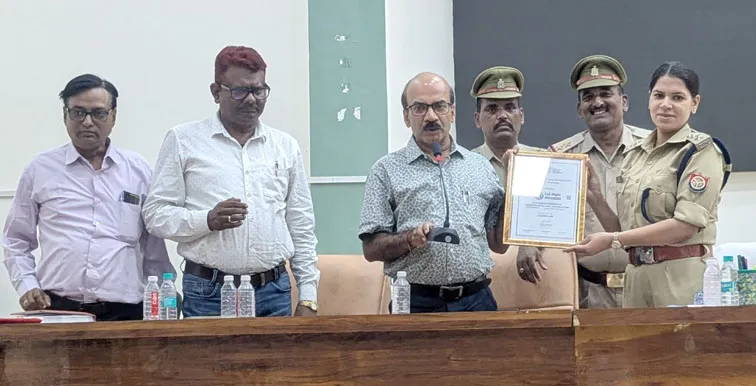 पुलिस लाइन में एसएसपी, सीओ सदर को मिला सम्मान पत्र