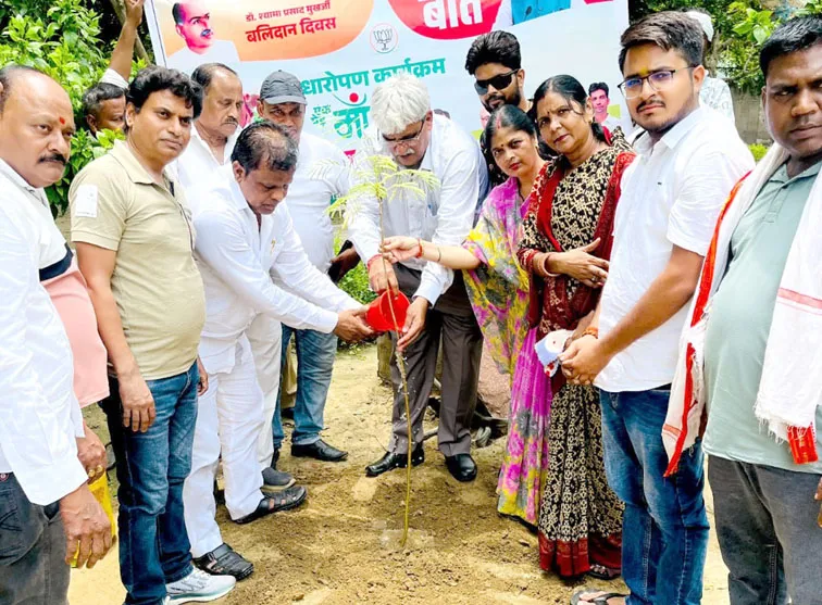 फिरोजाबाद: जनप्रतिनिधियो ने भाजपा कार्यकर्ताओं के संग प्रधानमंत्री की मन की बात कार्यक्रम को सुना