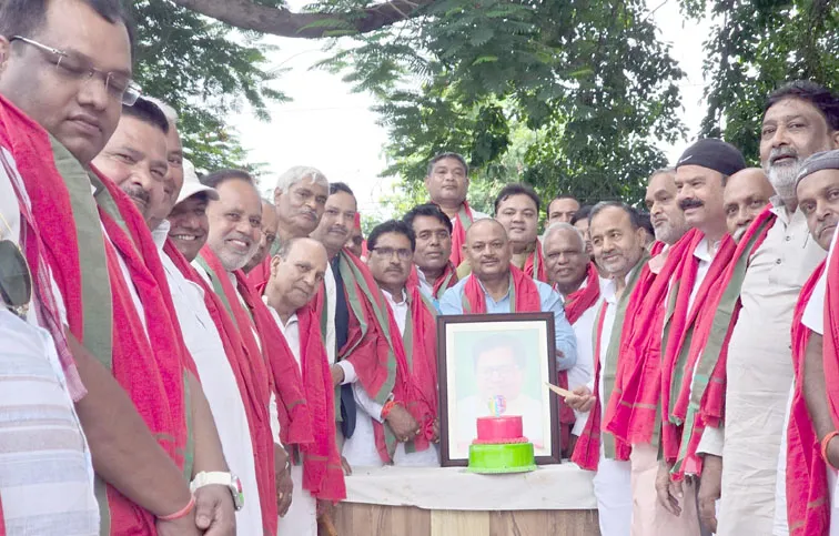 फिरोजाबाद: सपा कार्यालय पर मनाया प्रो. रामगोपाल यादव को 79 वाॅ जन्मदिन