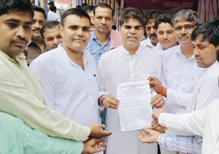 फिरोजाबाद: शिक्षक संघ ने मुख्यमंत्री के नाम संबोधित ज्ञापन सांसद अक्षय यादव को सौंपा