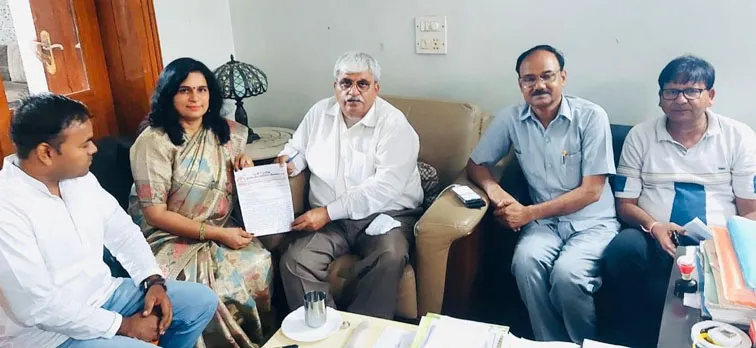 फिरोजाबाद: विद्यालय मर्जर के नाम पर छात्रों के अधिकारो के साथ ना हो खिलवाड़-जया शर्मा