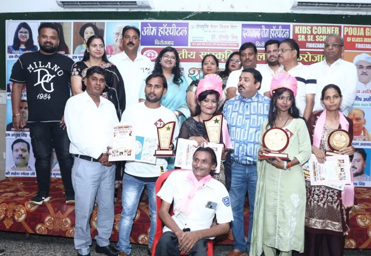 फिरोजाबाद: गायन प्रतियोगिता जूनियर वर्ग में आरती और सीनियर वर्ग में शाइस्ता रही प्रथम