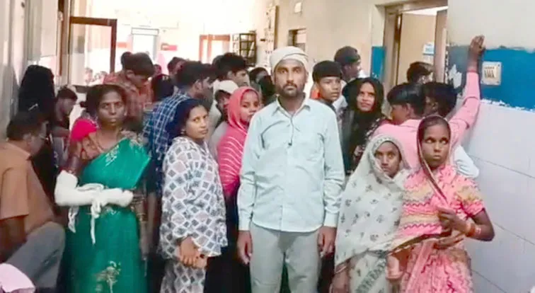 फिरोजाबाद: एक्सरा कराने के लिए जिला अस्पताल में मारामारी