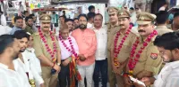फिरोजाबाद: व्यापार मंडल ने अधिकारियों सहित थाना प्रभारियों को किया सम्मानित