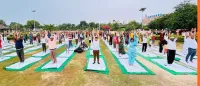 फिरोजाबाद: अटल पार्क में जनप्रतिनिधि, प्रशासनिक अधिकारियों ने किया योगाभ्यास