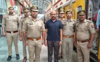 टूंडला: अपर पुलिस महानिदेशक रेलवे ने स्टेशन पर यात्रियों की सुरक्षा व्यवस्था का लिया जायजा
