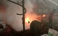 भट्टी लीक होने से कांच फैक्ट्री में लगी आग, जान बचाकर भागे मजदूर