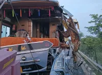 यात्रियों से भरी बस आगे जा रहे ट्रक में घुसी, तीन की मृत्यु