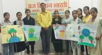 सिरसागंज: विद्यार्थियों ने स्वच्छ भारत मिशन के पोस्टर बनाकर दिया स्वच्छता का संदेश