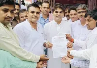 फिरोजाबाद: शिक्षक संघ ने मुख्यमंत्री के नाम संबोधित ज्ञापन सांसद अक्षय यादव को सौंपा