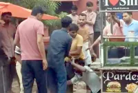 शिकोहाबाद: दबंगों ने युवक को चैराहे पर पीटा