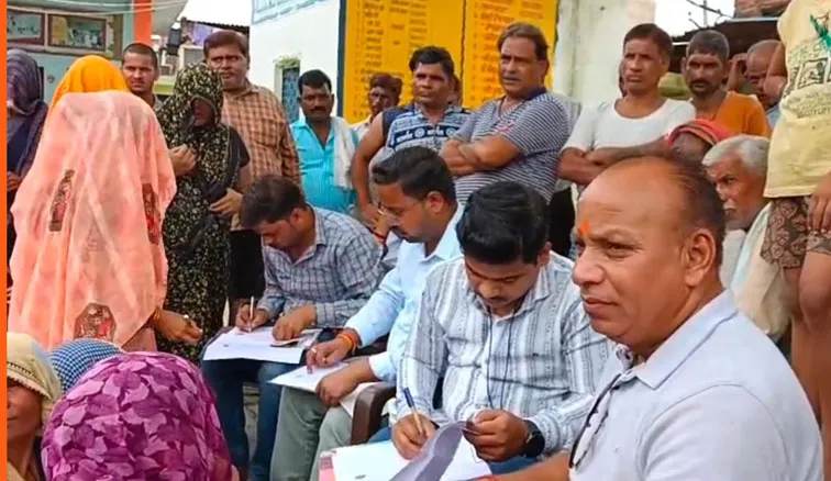 फिरोजाबाद: राशन डीलर की जांच करने पहुंची टीम