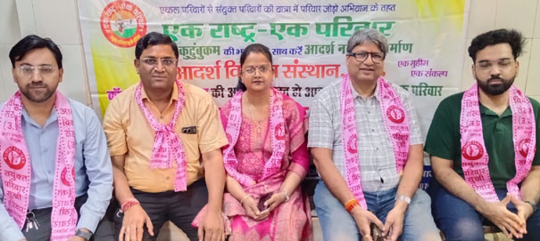 फिरोजाबाद: आदर्श विकास संस्थान ने डाॅक्टर्स व सीए को किया सम्मानित