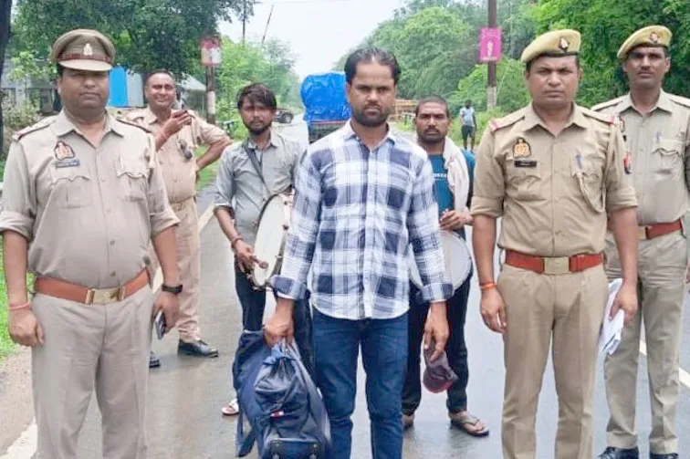 फिरोजाबाद: गौ तस्करी के आरोपी को पुलिस ने छह माह के लिए किया जिला बदर