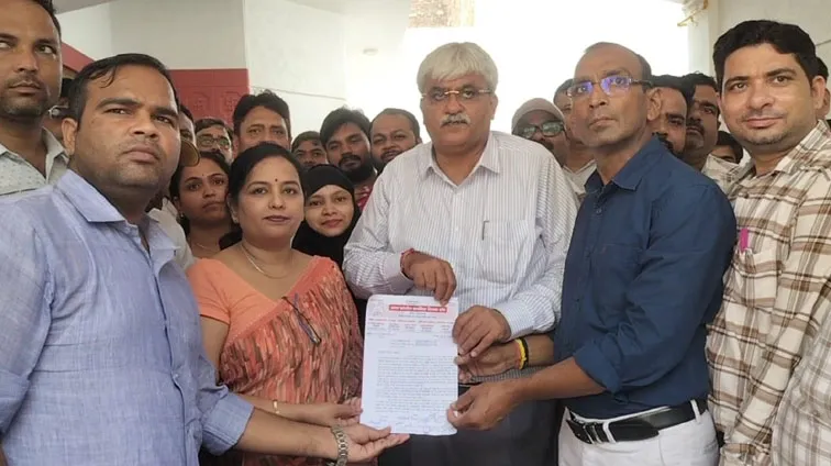 फिरोजाबाद: स्कूल पेयरिंग नीति के विरोध में शिक्षकों ने सदर विधायक को सौंपा ज्ञापन