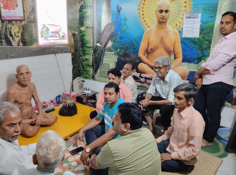 फिरोजाबाद: वर्षायोग हेतु मुनि एकत्व सागर को किया श्री फल भेंट