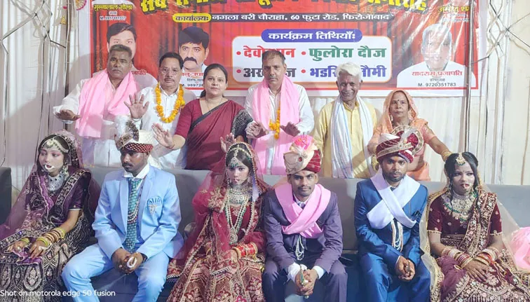 फिरोजाबाद: सामूहिक विवाह समारोह में सैंकड़ो जोड़ो ने अग्नि के समक्ष लिए सात फेरे, खाई जीवन भर साथ निभाने की कसम
