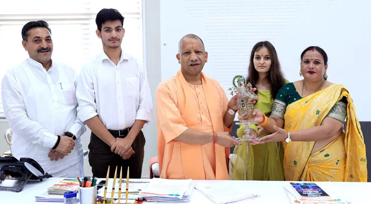 फिरोजाबाद: भाजपा जिलाध्यक्ष ने मुख्यमंत्री से की शिष्टाचार भेंट