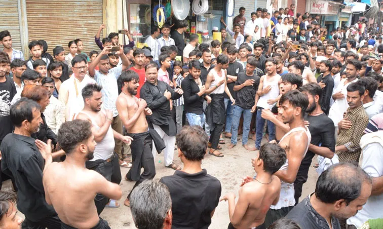 फिरोजाबाद: गमगीन माहौल में अलम और ताजिया किये गये सुपुर्द ए खाक