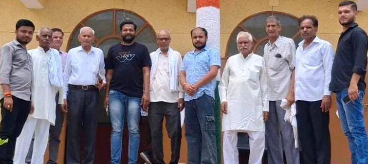 शिकोहाबाद: टावर्स लगाये जाने का स्थानीय लोगों ने किया विरोध