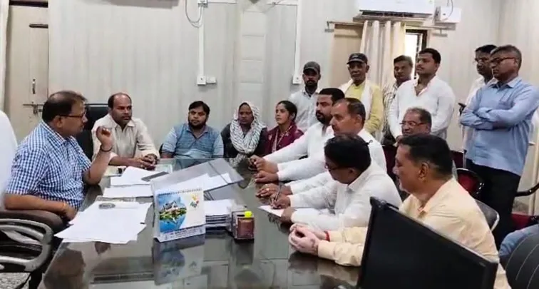 फिरोजाबाद: स्कूलों में चलने वाले वाहनों पर नजर रखेगा व्यापार मंडल