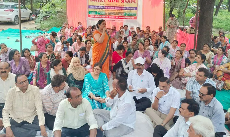 फिरोजाबाद: यूपी में स्कूल विलय नीति का विरोध