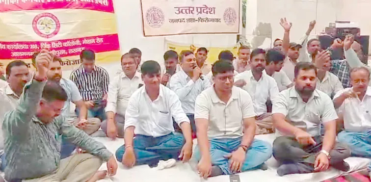 फिरोजाबाद: राज्य विद्युत परिषद जूनियर इंजीनियर संगठनों ने बिजली विभाग के निजीकरण का किया विरोध
