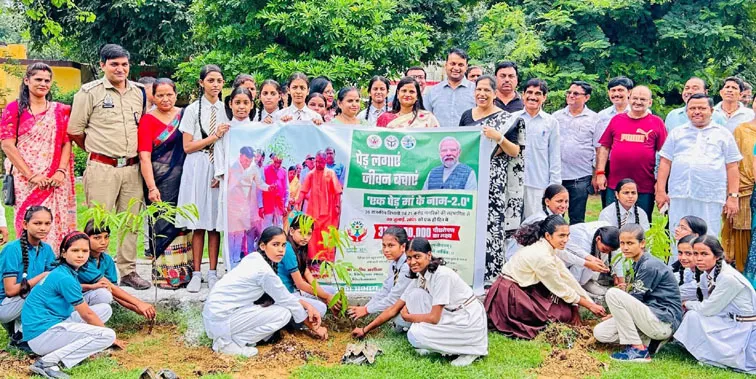 फिरोजाबाद: फव्वारा पार्क में जनप्रतिनिधियों व समाजसेवियों ने पौधारोपण कर लिया पर्यावरण संरक्षण का संकल्प