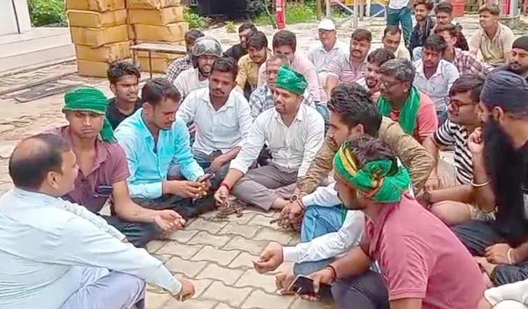 फिरोजाबाद: बिजली कटौती से नाराज लोगों ने किया प्रदर्शन