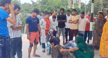 फिरोजाबाद: रेलवे ट्रैक क्रॉस करते समय राजधानी की चपेट में आने से दो लोगों की मौत