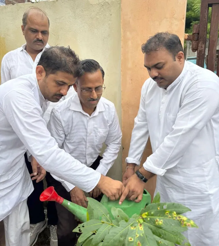 फिरोजाबाद: वृक्षों के बिना स्वस्थ्य जीवन की परिकल्पना नहीं-प्रांत प्रचारक
