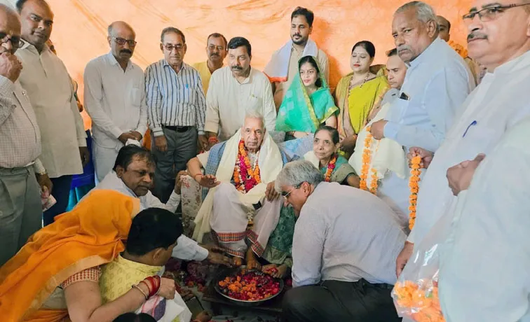 फिरोजाबाद: भाजपाईयो ने गुरू पूर्णिमा पर गुरूजनों को किया सम्मानित