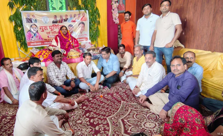 टूंडला: संत सेवा आश्रम पर भाजपाइयों ने संतों को फूलमाला पहनाकर मनाई गुरु पूर्णिमा