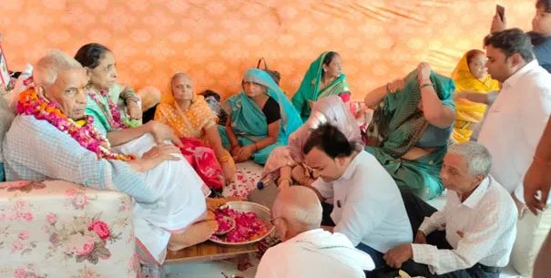 फिरोजाबाद: गुरू पूर्णिमा पर शिष्यों ने गुरूजनों का लिया आशीर्वाद