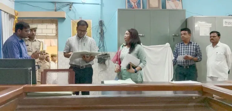 फिरोजाबाद: तहसील सदर का डीएम ने किया औचक निरीक्षण, मिली अव्यवस्थाएं