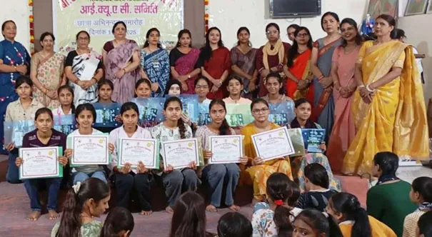 शिकोहाबाद: छात्र अभिनंदन समारोह में किया छात्राओं को सम्मानित