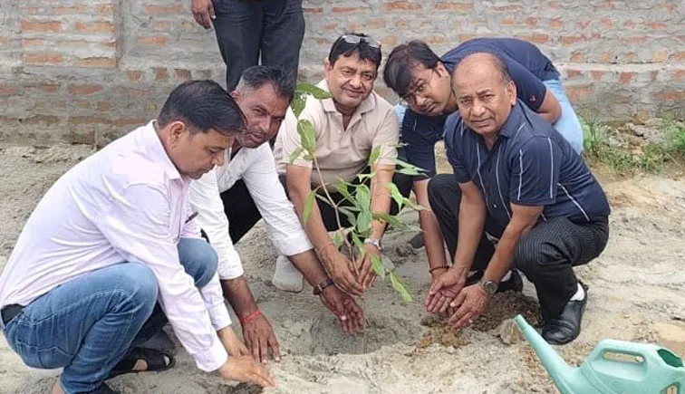 फिरोजाबाद: साथी फाउण्डेंशन ने पौधारोपण कर दिया पर्यावरण संरक्षण का संदेश