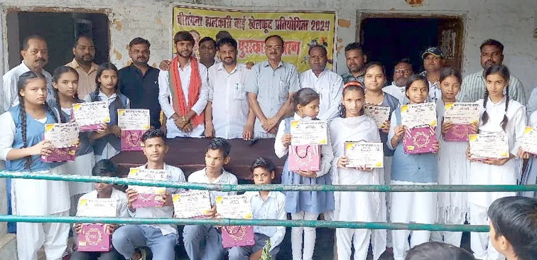 फिरोजाबाद: मेहंदी एवं दौड़ प्रतियोगिता के विजयी प्रतिभागी हुए सम्मानित