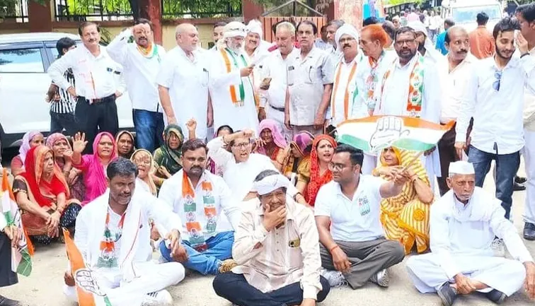 फिरोजाबाद: कांग्रेसियों ने सदर तहसील में किया प्रदर्शन, एसडीएम को सौंपा ज्ञापन