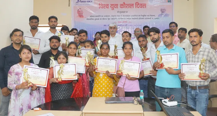 फिरोजाबाद: युवा कौशल दिवस पर लगी प्रदर्शनी, उद्योगपति हुए सम्मानित