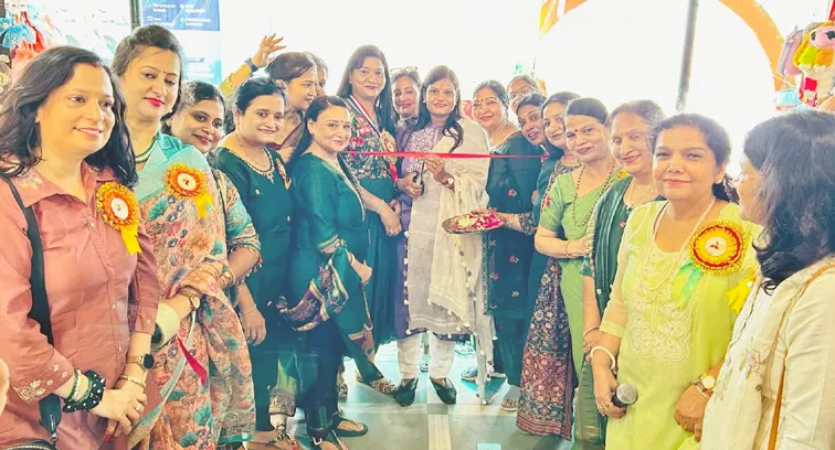 फिरोजाबाद: तीज प्रदर्शनी में महिलाओं ने की जमकर खरीददारी