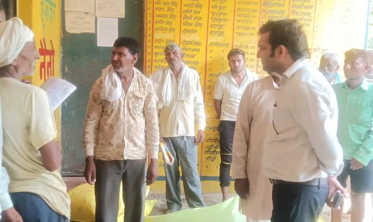 फिरोजाबाद: अधिकारियों ने किया उर्वरकों की दुकानों का निरीक्षण, व्यवस्थाएं मिली दुरूस्त