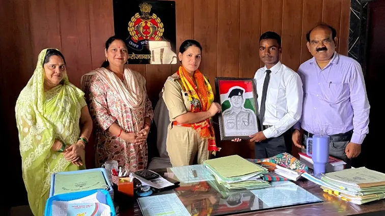 फिरोजाबाद: तिलक इंटर कॉलेज के छात्र ने सीओ सदर चंचल त्यागी को उनका पोेर्टेट चित्र किया भेंट
