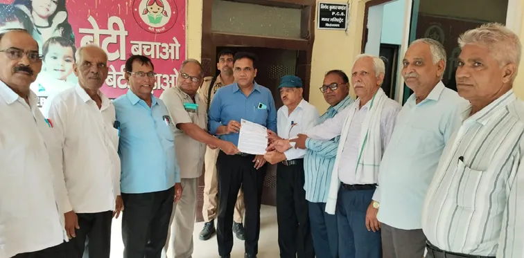 फिरोजाबाद: अधिवक्ता संघर्ष समिति ने मुख्यमंत्री को संबोधित ज्ञापन नगर मजिस्ट्रेट को सोंपा