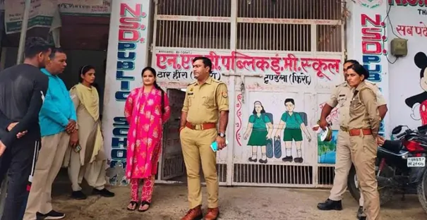 फिरोजाबाद: खड शिक्षा अधिकारी ने नगला सिंघी क्षेत्र के स्कूलों का किया निरीक्षण